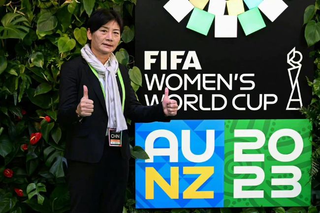 美女脱了精光让人摸